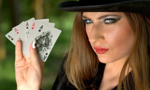 Porównanie stylów w pokerze na prawdziwe pieniądze